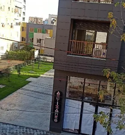 Royal Opposite Nalu Bar 旅馆