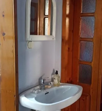 Royal Opposite Nalu Bar 旅馆 地拉那