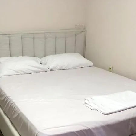 Royal Opposite Nalu Bar 地拉那