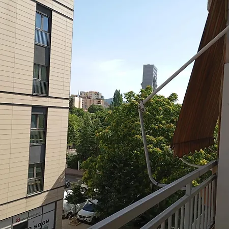 Royal Opposite Nalu Bar 旅馆 *